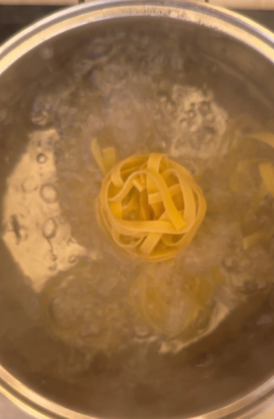 Tagliatelle con gambas y verduras. Receta rápida paso a paso