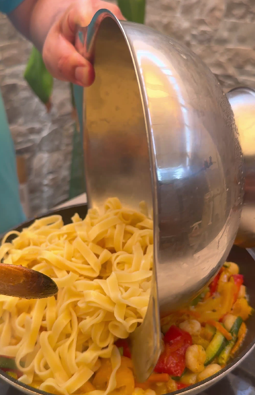 Tagliatelle con gambas y verduras. Receta rápida paso a paso