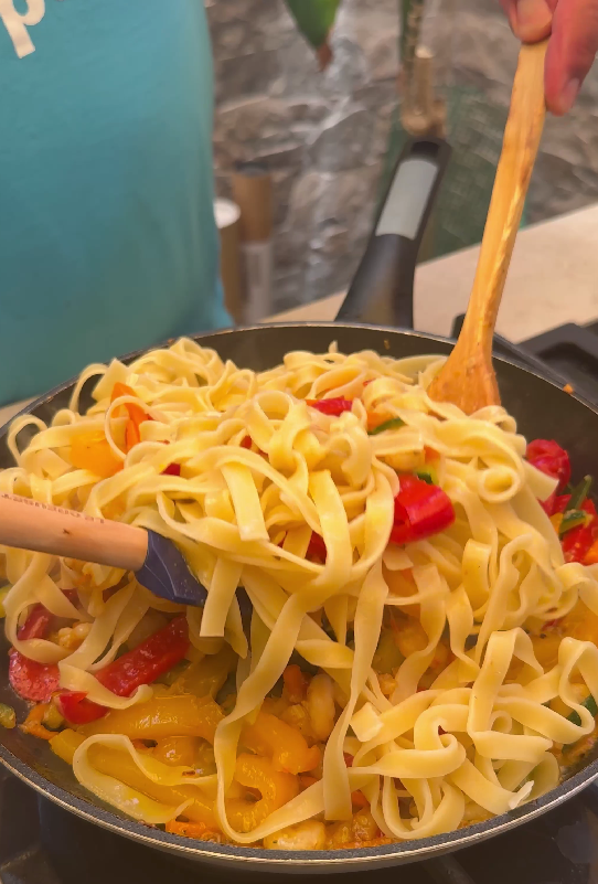 Tagliatelle con gambas y verduras. Receta rápida paso a paso