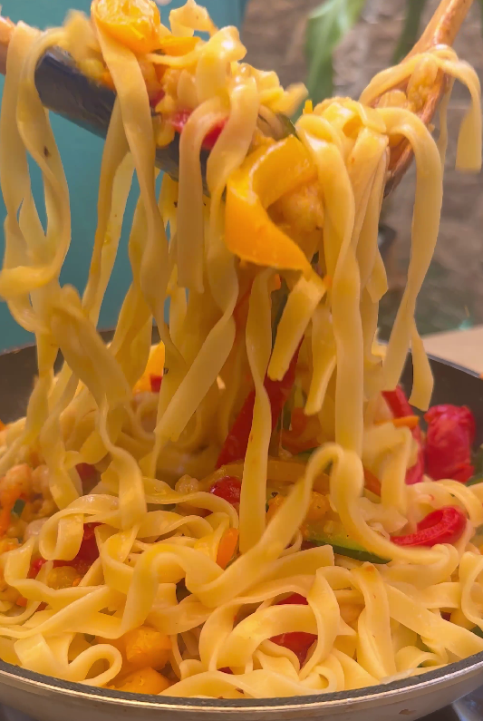 Tagliatelle con gambas y verduras. Receta rápida paso a paso