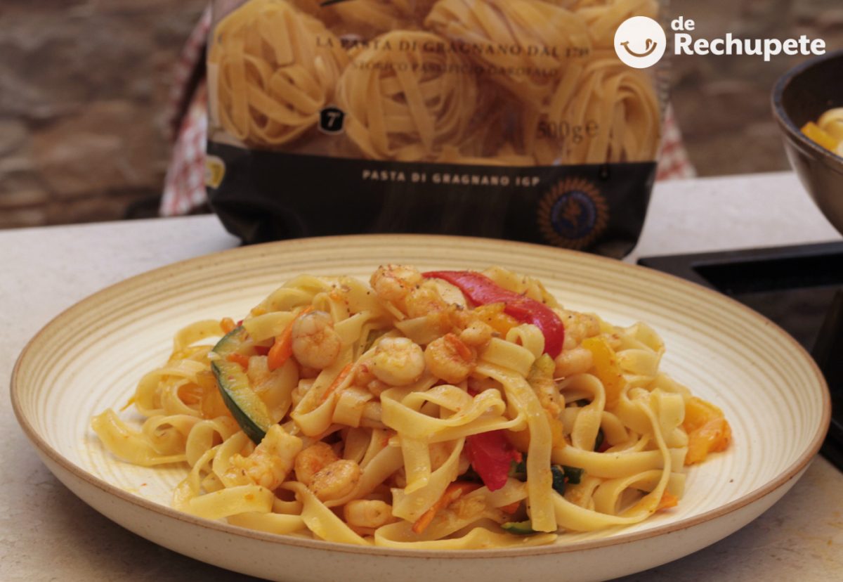 Tagliatelle con gambas y verduras. Receta rápida paso a paso