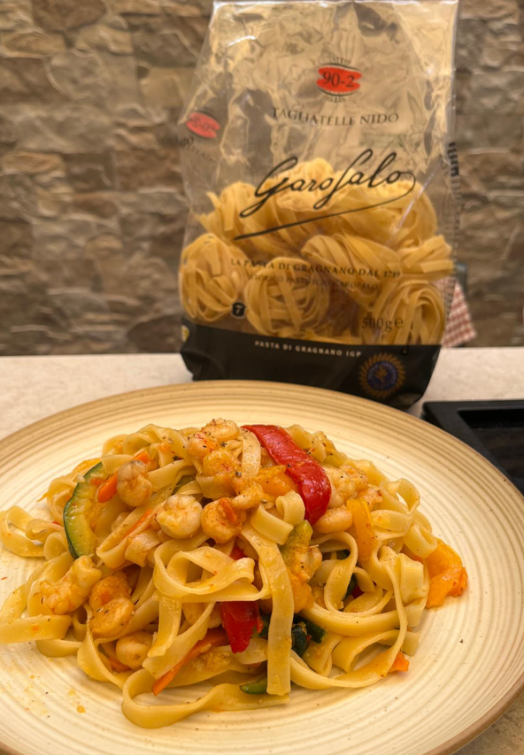 Tagliatelle con gambas y verduras. Receta rápida paso a paso