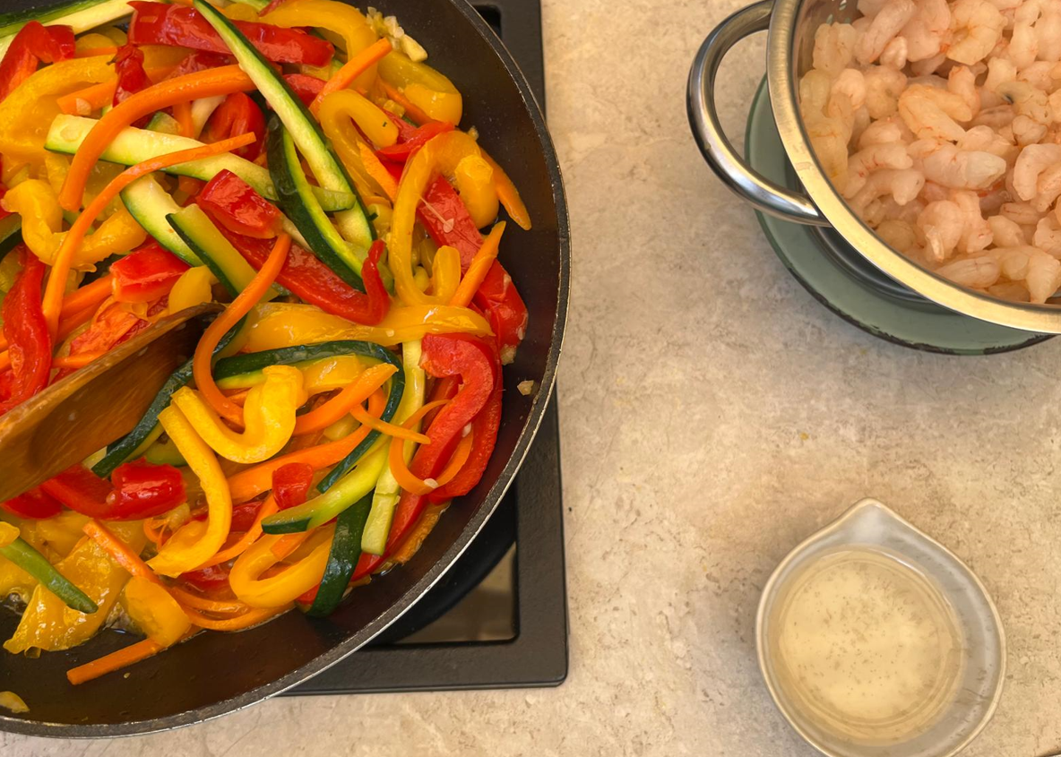 Tagliatelle con gambas y verduras. Receta rápida paso a paso