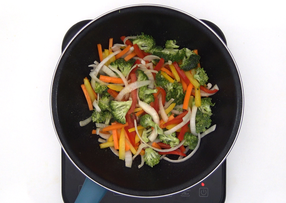 Wok de arroz basmati, verduras y pollo. Salteado fácil y delicioso