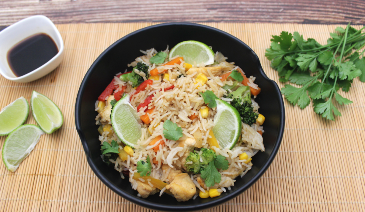 Wok de arroz basmati, verduras y pollo. Salteado fácil y delicioso
