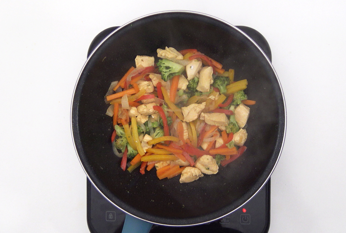 Wok de arroz basmati, verduras y pollo. Salteado fácil y delicioso