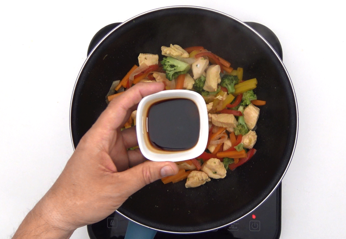 Wok de arroz basmati, verduras y pollo. Salteado fácil y delicioso