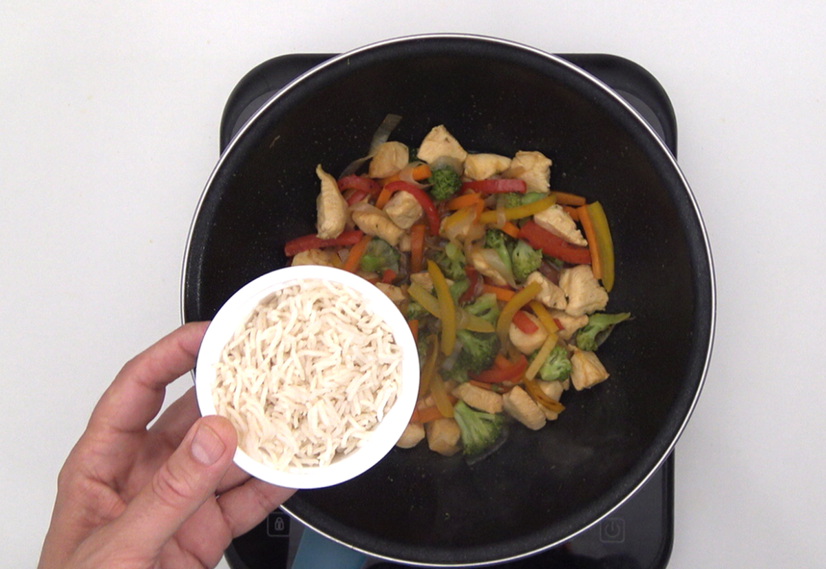 Wok de arroz basmati, verduras y pollo. Salteado fácil y delicioso