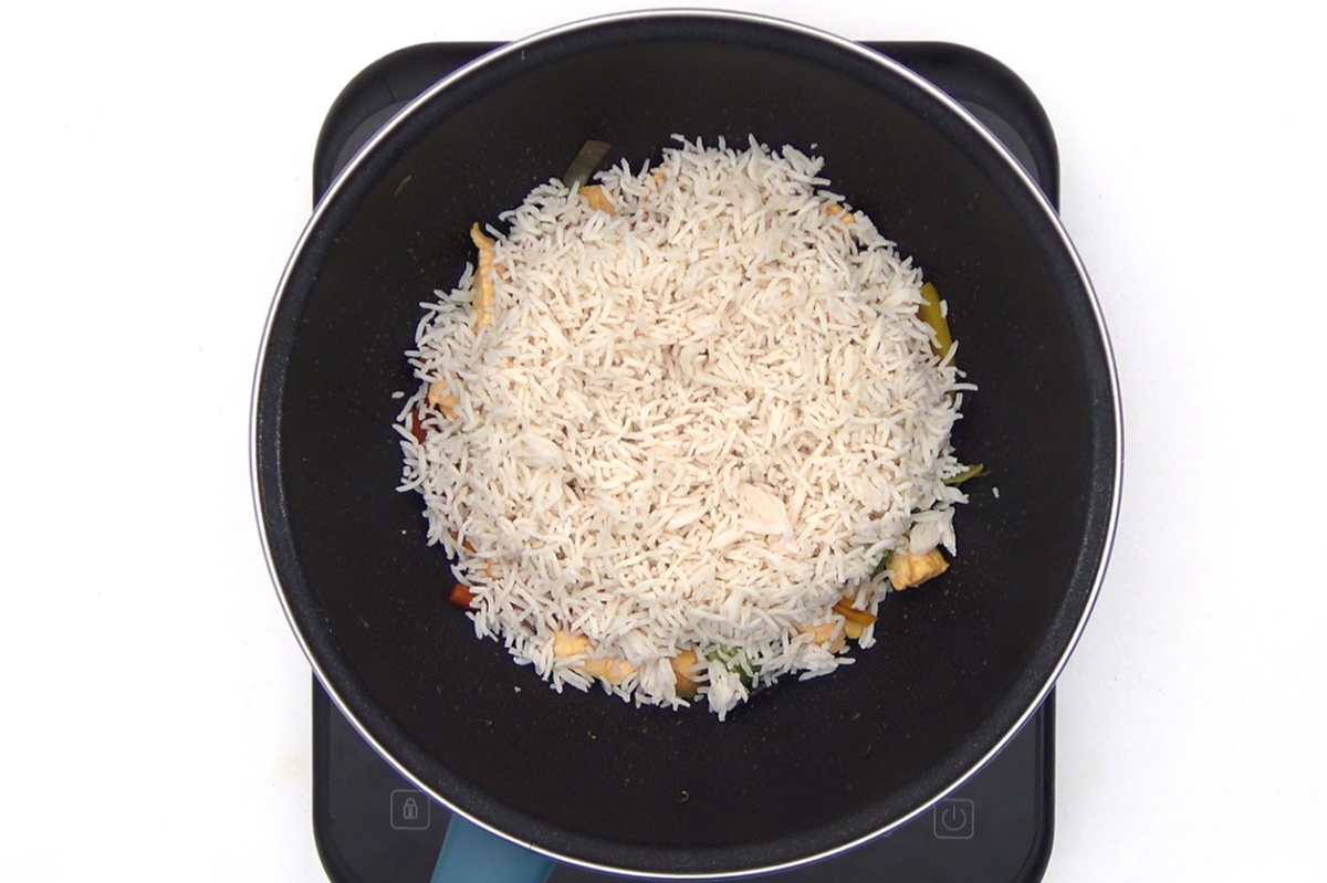 Wok de arroz basmati, verduras y pollo. Salteado fácil y delicioso