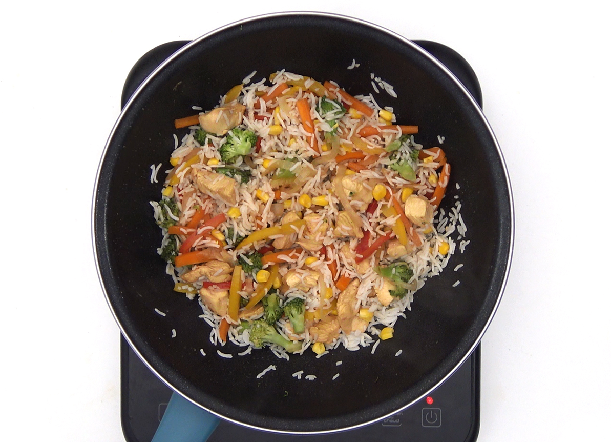 Wok de arroz basmati, verduras y pollo. Salteado fácil y delicioso