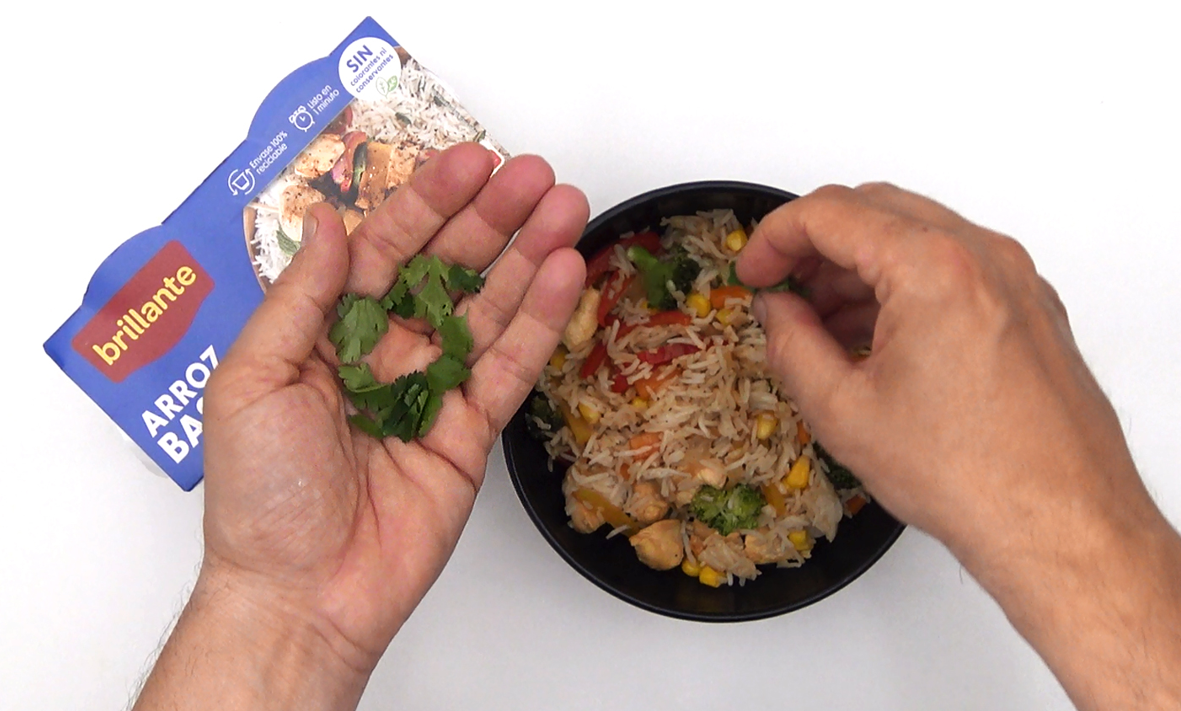 Wok de arroz basmati, verduras y pollo. Salteado fácil y delicioso