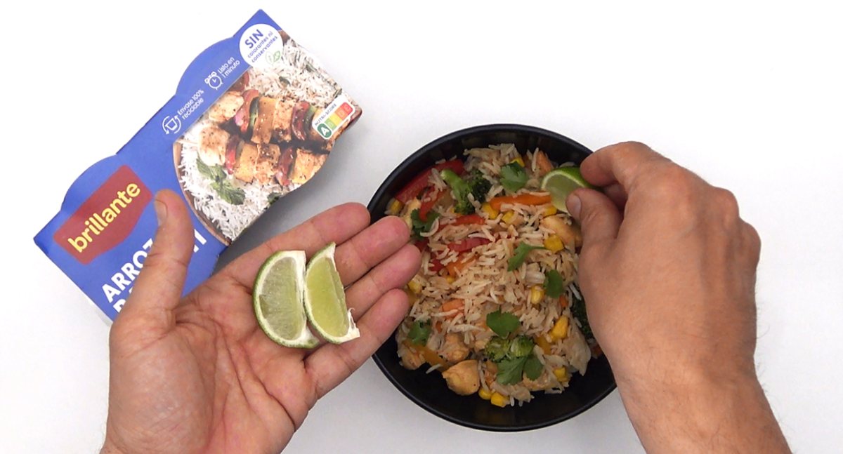 Wok de arroz basmati, verduras y pollo. Salteado fácil y delicioso