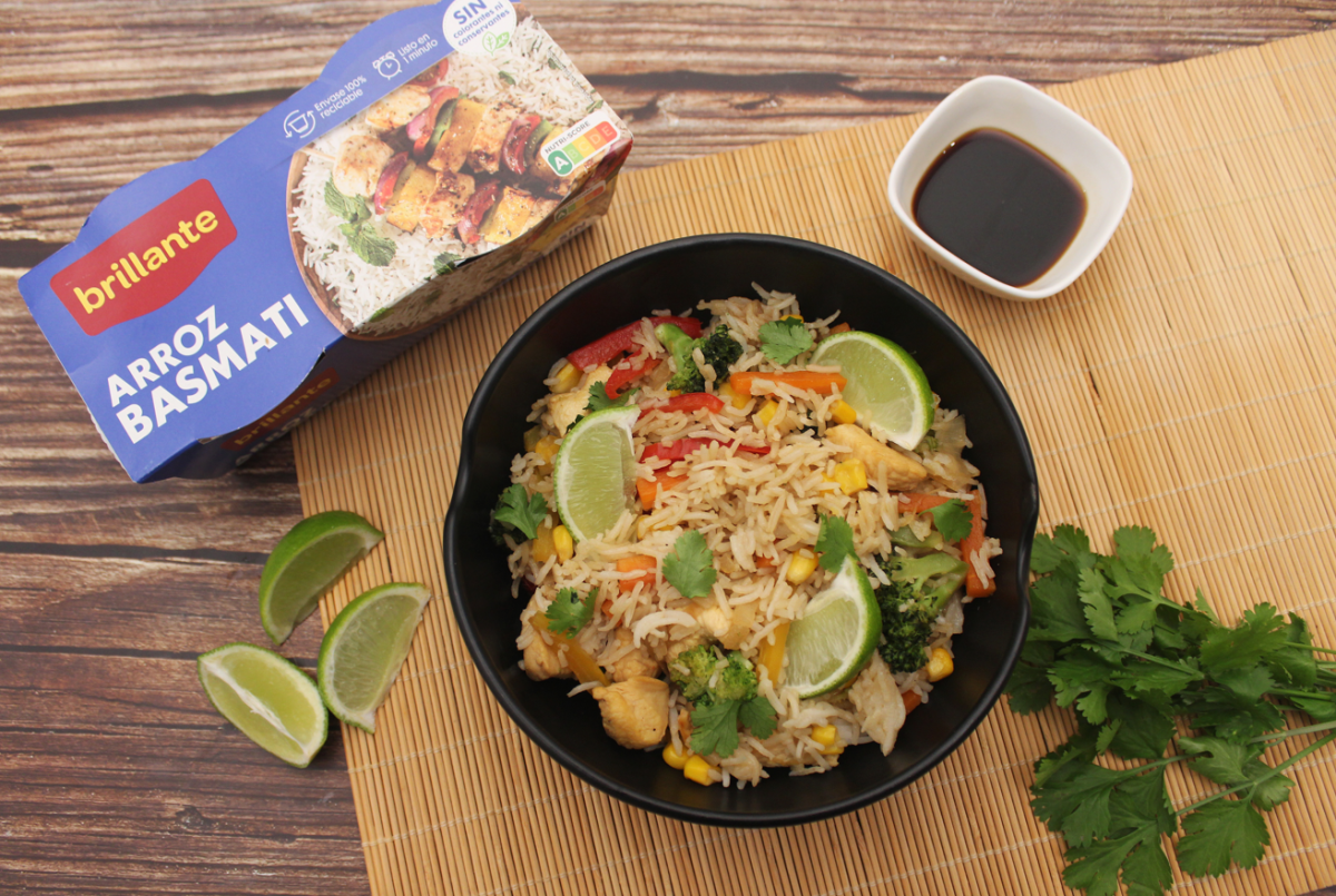 Wok de arroz basmati, verduras y pollo. Salteado fácil y delicioso