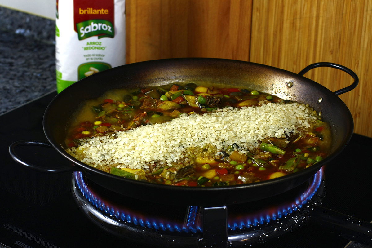 arroz de verduras en paella paso 13