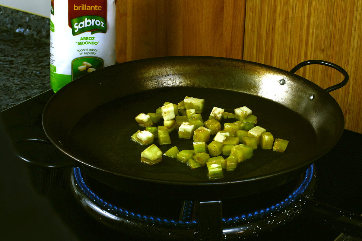 arroz de verduras en paella paso 8