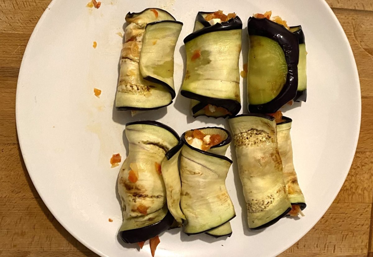 Cómo hacer rollitos de berenjena rellenos al horno