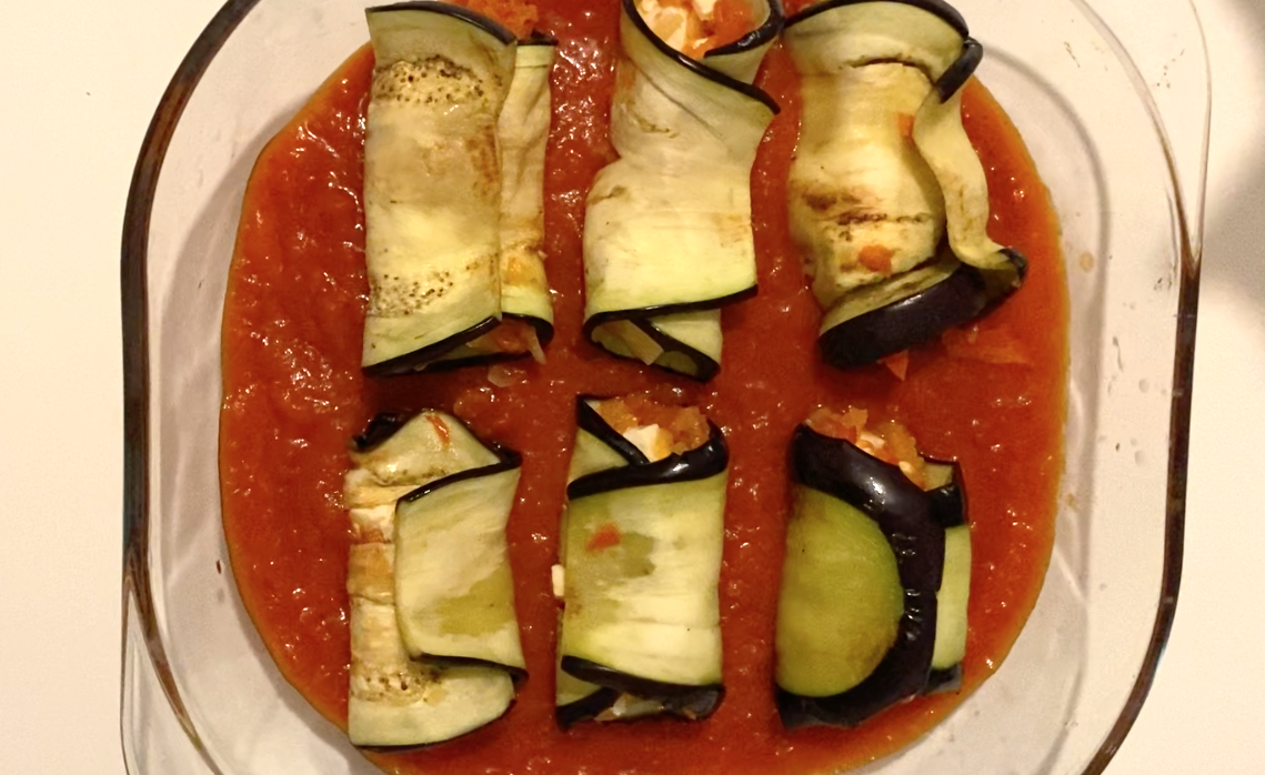 Cómo hacer rollitos de berenjena rellenos al horno