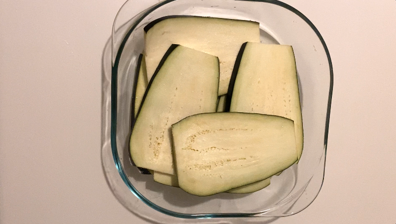 Cómo hacer rollitos de berenjena rellenos al horno