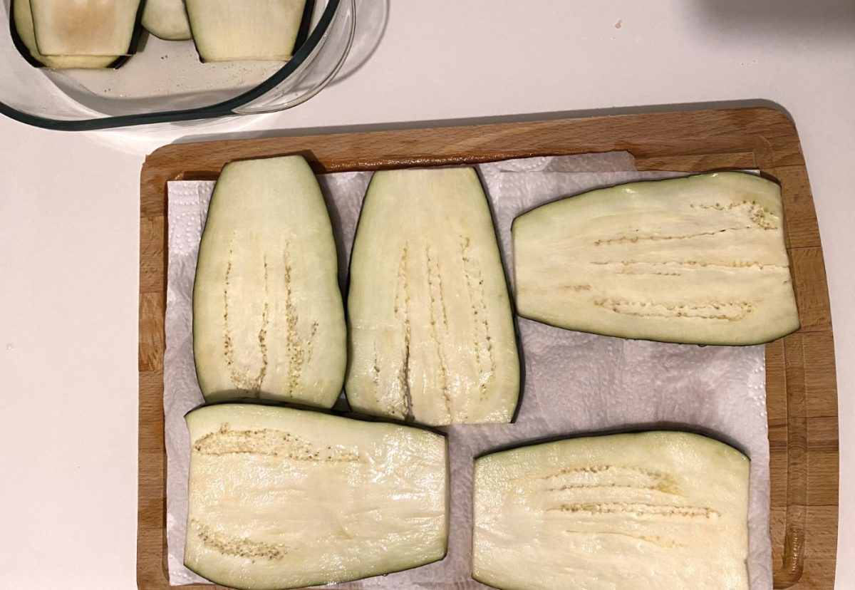 Cómo hacer rollitos de berenjena rellenos al horno