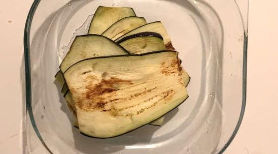 Cómo hacer rollitos de berenjena rellenos al horno