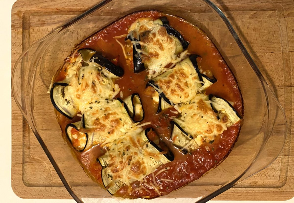 Cómo hacer rollitos de berenjena rellenos al horno