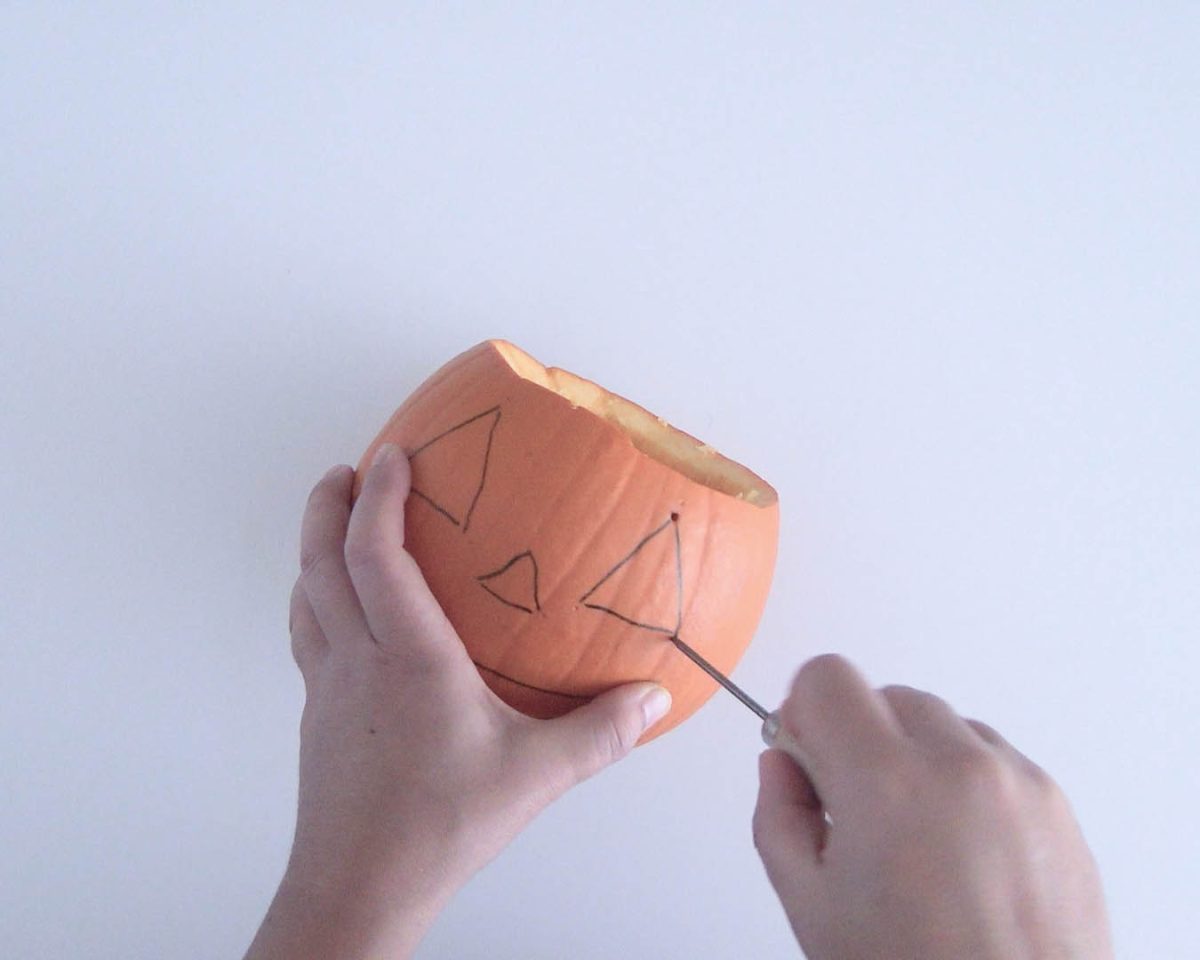 cómo decorar una calabaza paso 9
