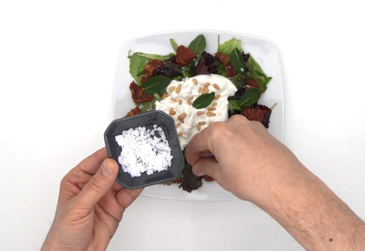 Ensalada de burrata con tomates secos, piñones y menta