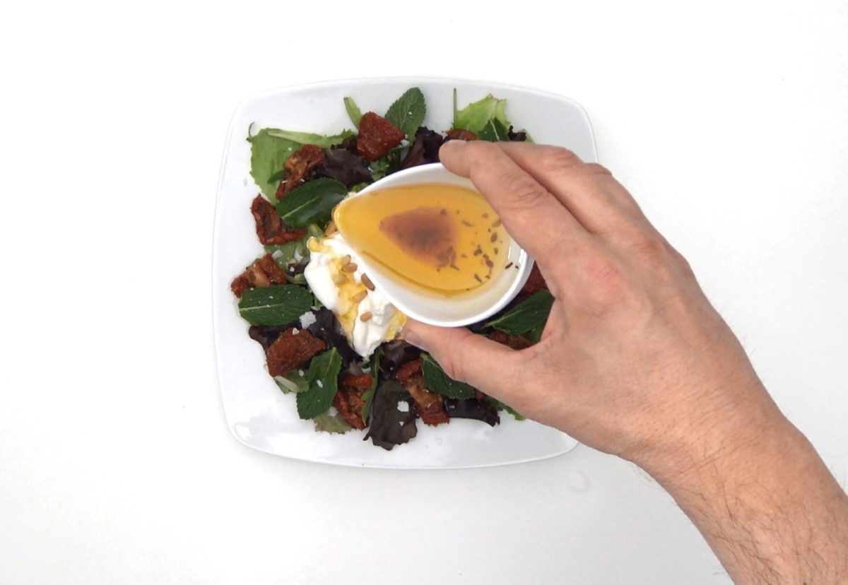 Ensalada de burrata con tomates secos, piñones y menta