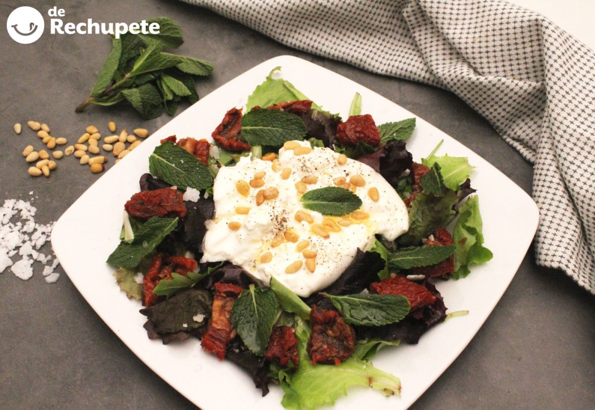 Ensalada de burrata con tomates secos, piñones y menta