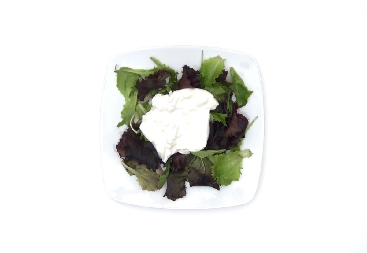 Ensalada de burrata con tomates secos, piñones y menta