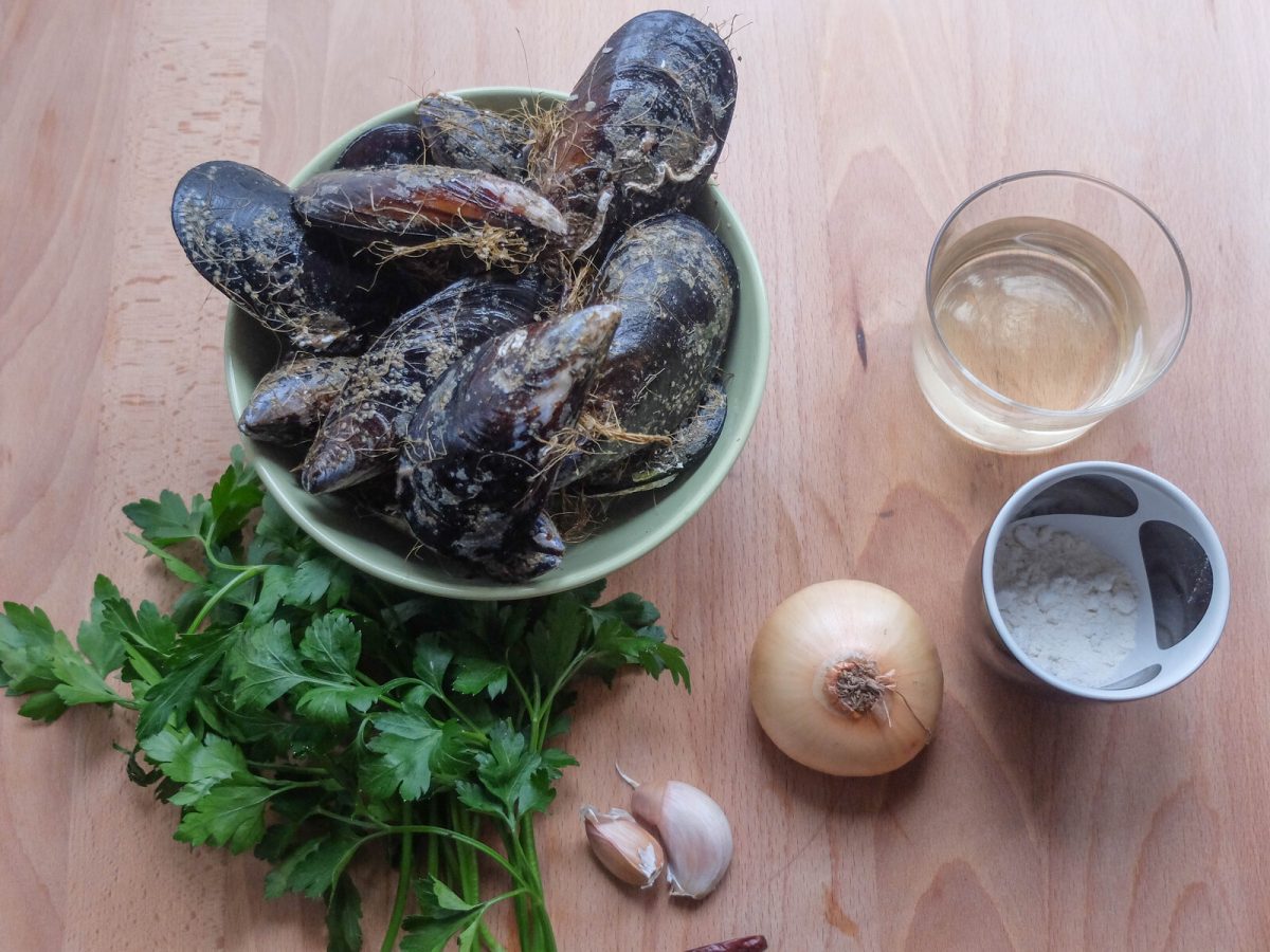 mejillones en salsa verde paso 1