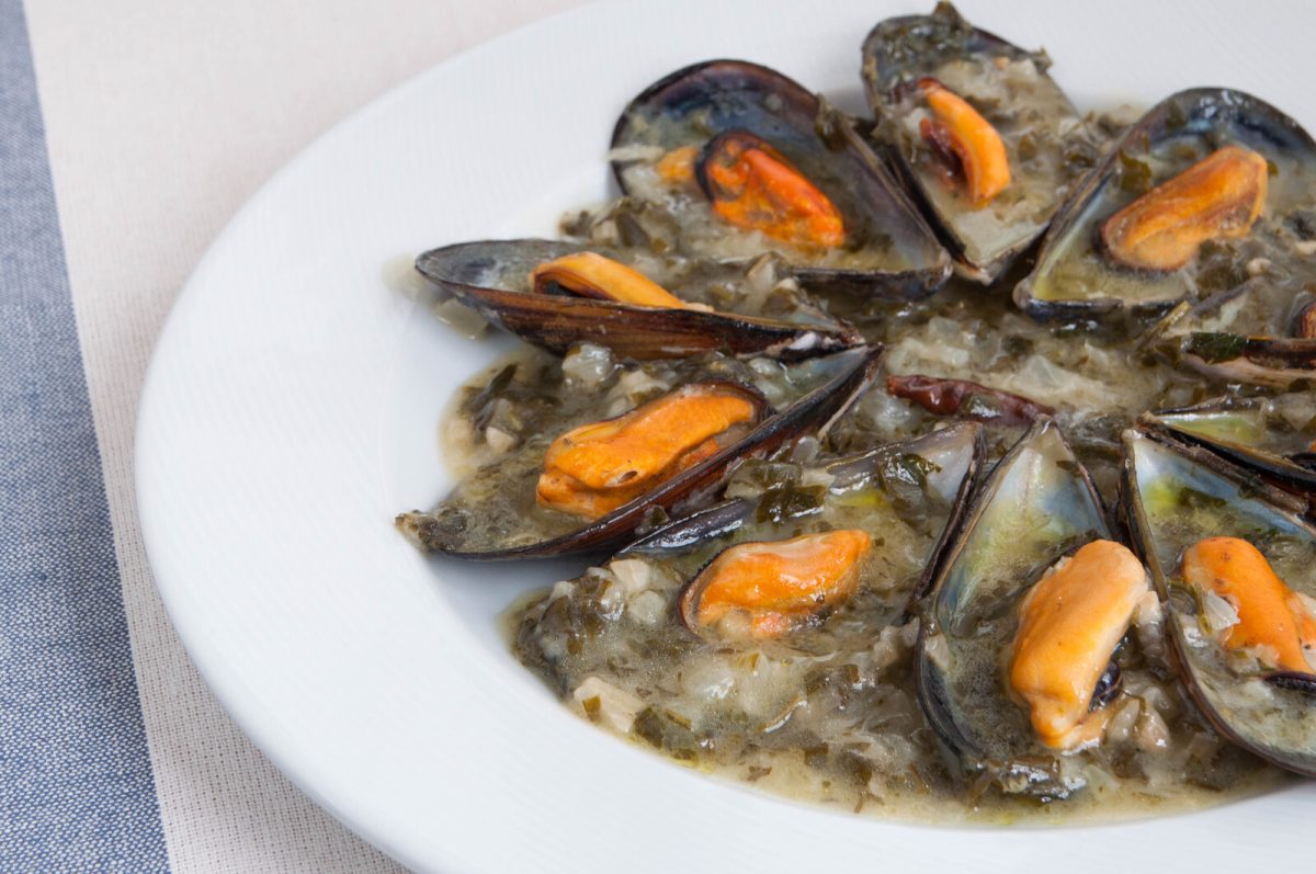 mejillones en salsa verde paso 10
