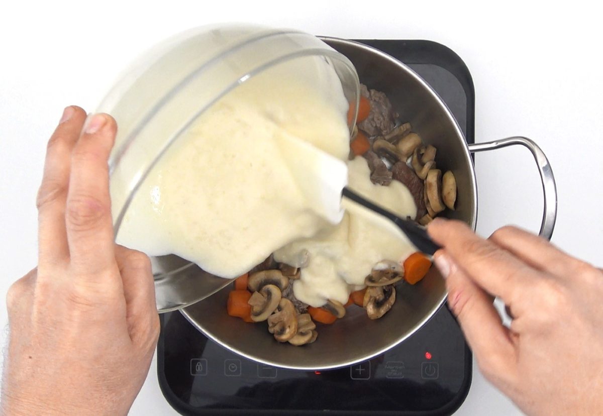 Blanquette de ternera. Un rico guiso de ternera estofada