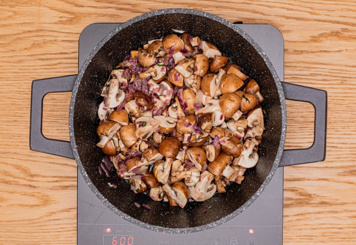 Champiñones con nata. Un plato cremoso y delicioso