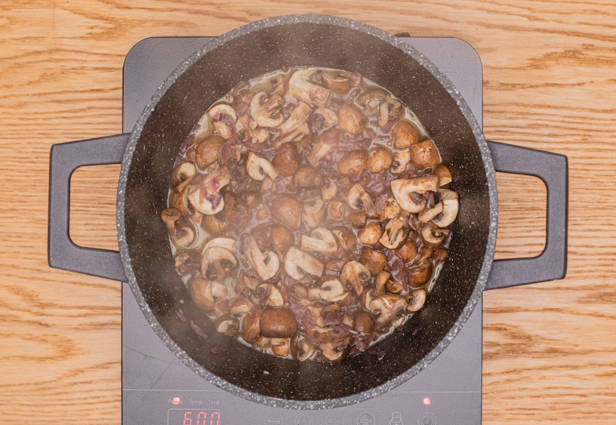 Champiñones con nata. Un plato cremoso y delicioso