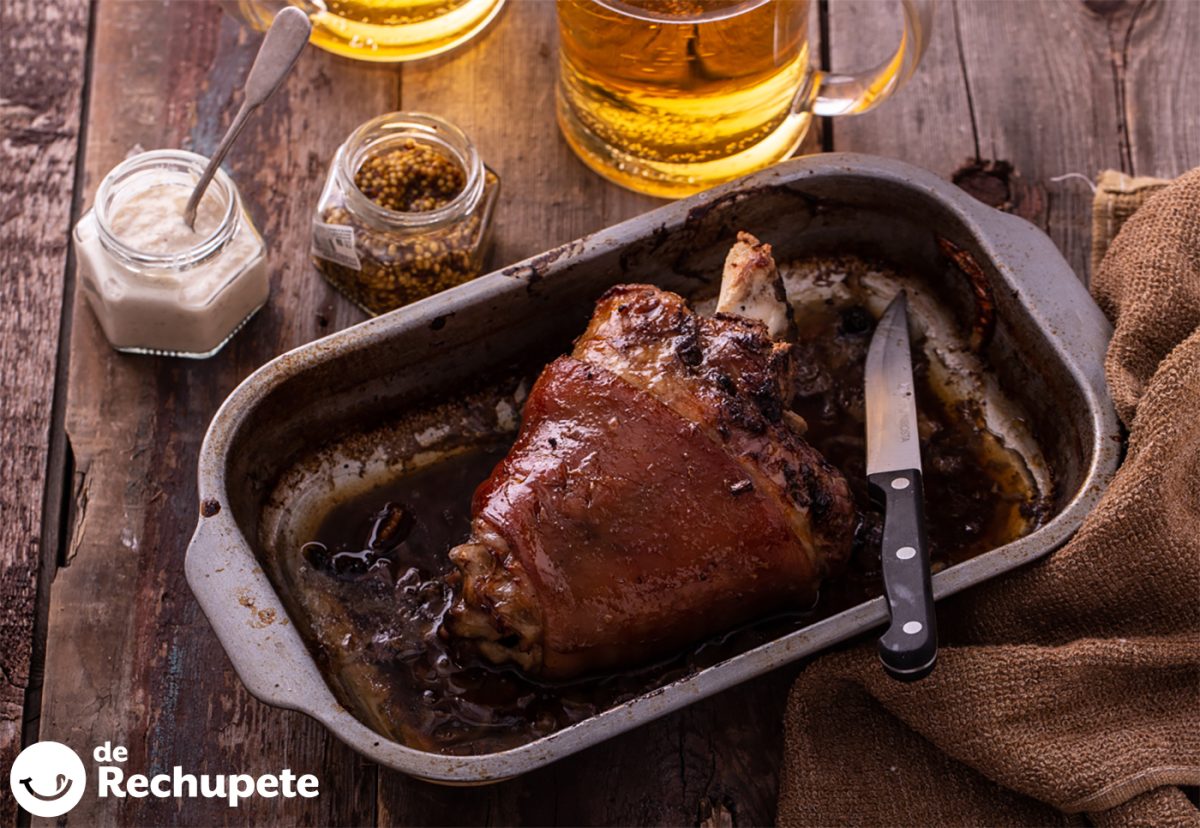 Codillo al horno con salsa de cerveza y verduras
