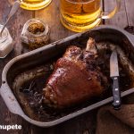 Codillo al horno con salsa de cerveza y verduras