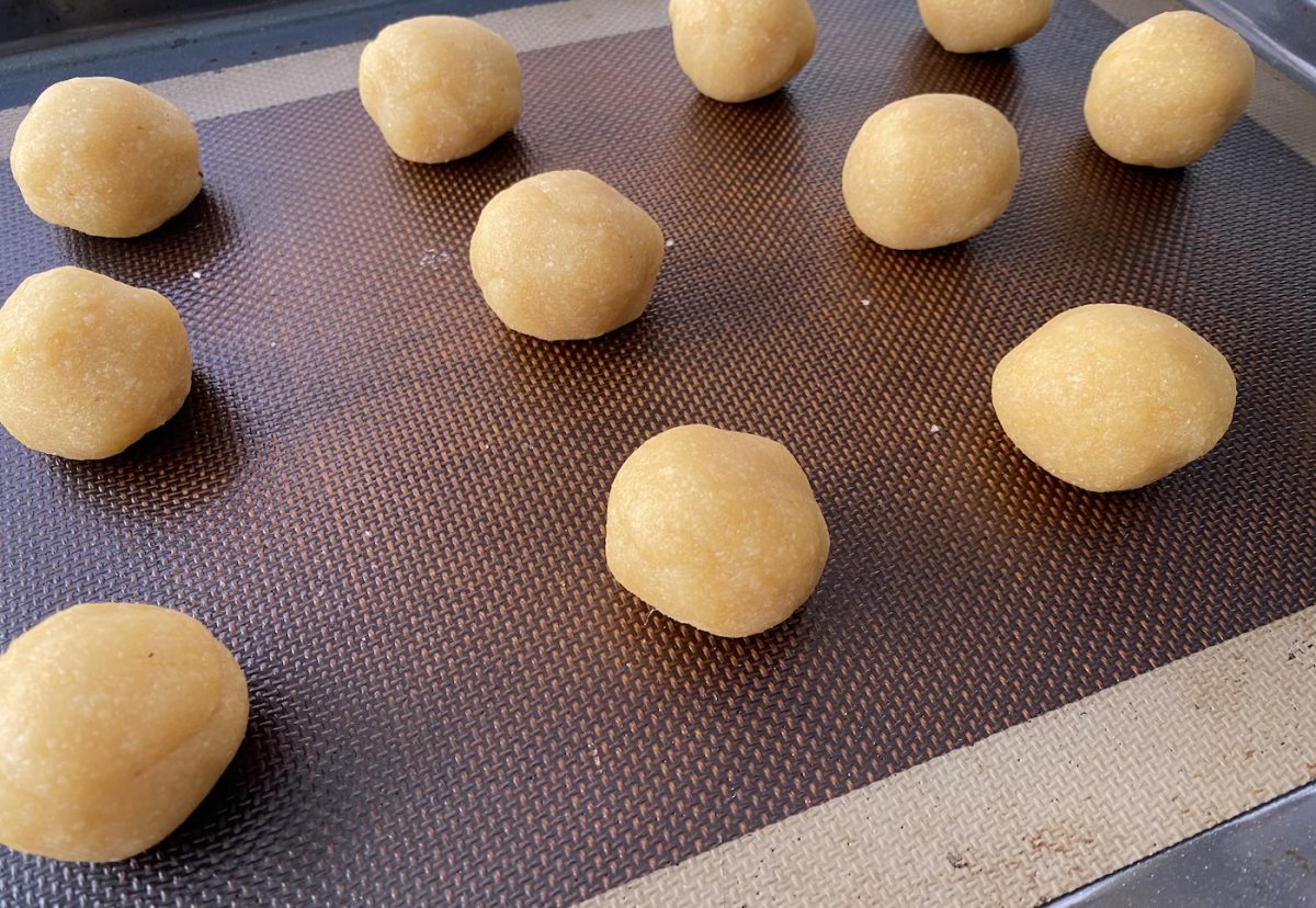 Cordiales murcianos. dulce tradicional con almendra y limón