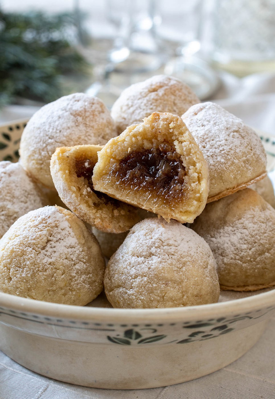Cordiales murcianos. dulce tradicional con almendra y limón