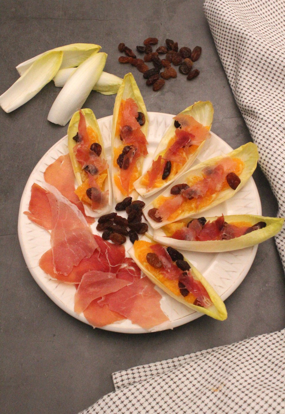 Ensalada de endivias con jamón ibérico y naranja