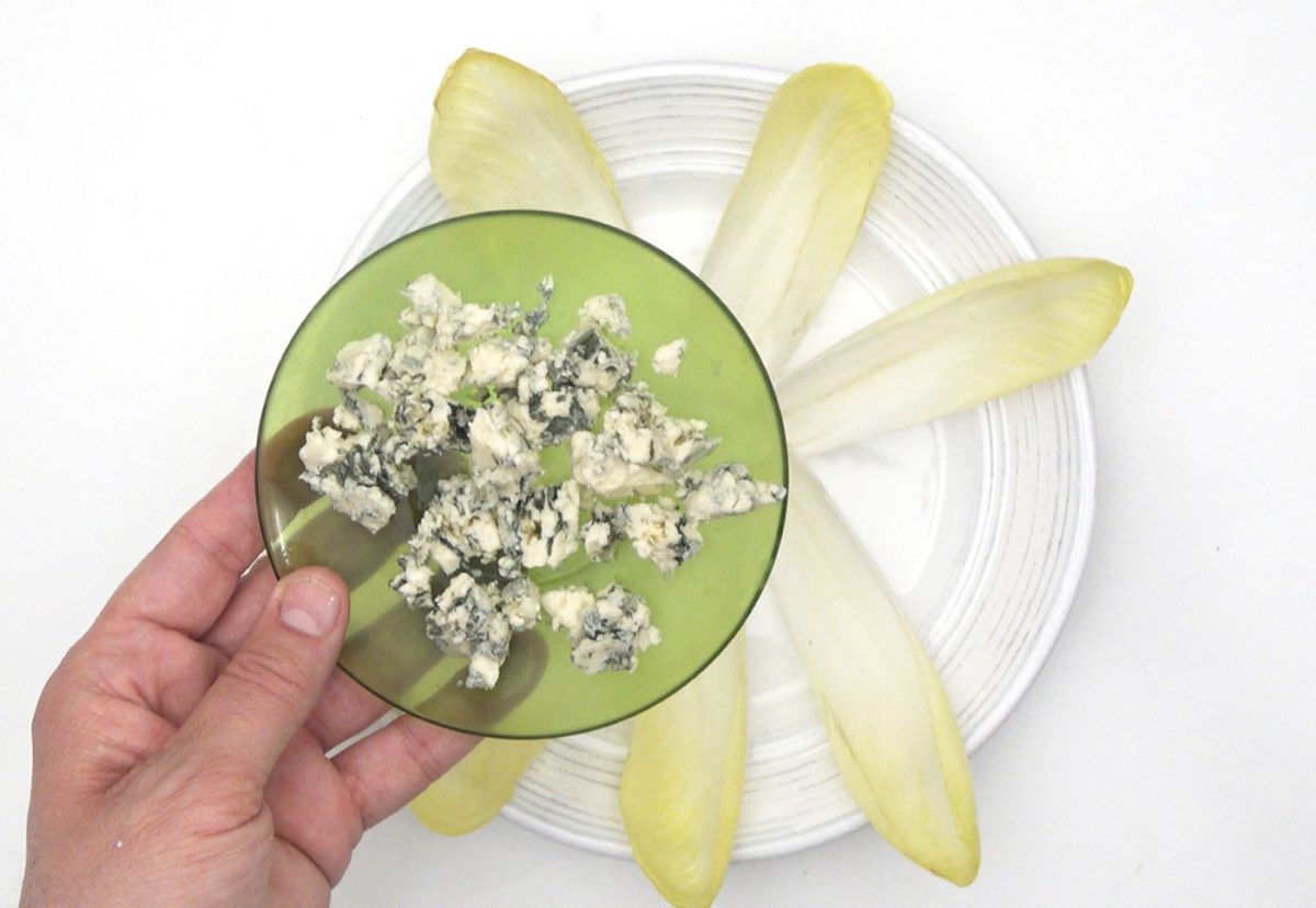 Ensalada de endivias con queso azul y pera