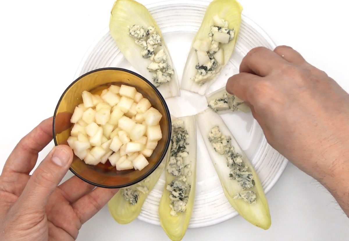 Ensalada de endivias con queso azul y pera