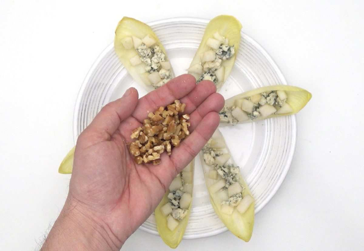 Ensalada de endivias con queso azul y pera