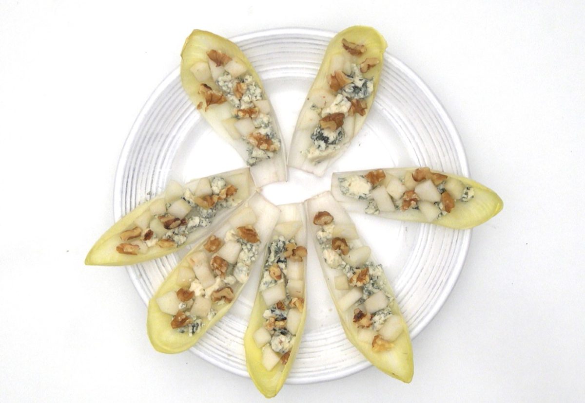 Ensalada de endivias con queso azul y pera