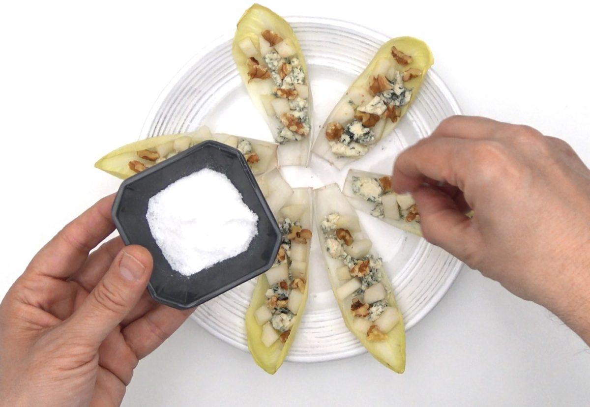 Ensalada de endivias con queso azul y pera