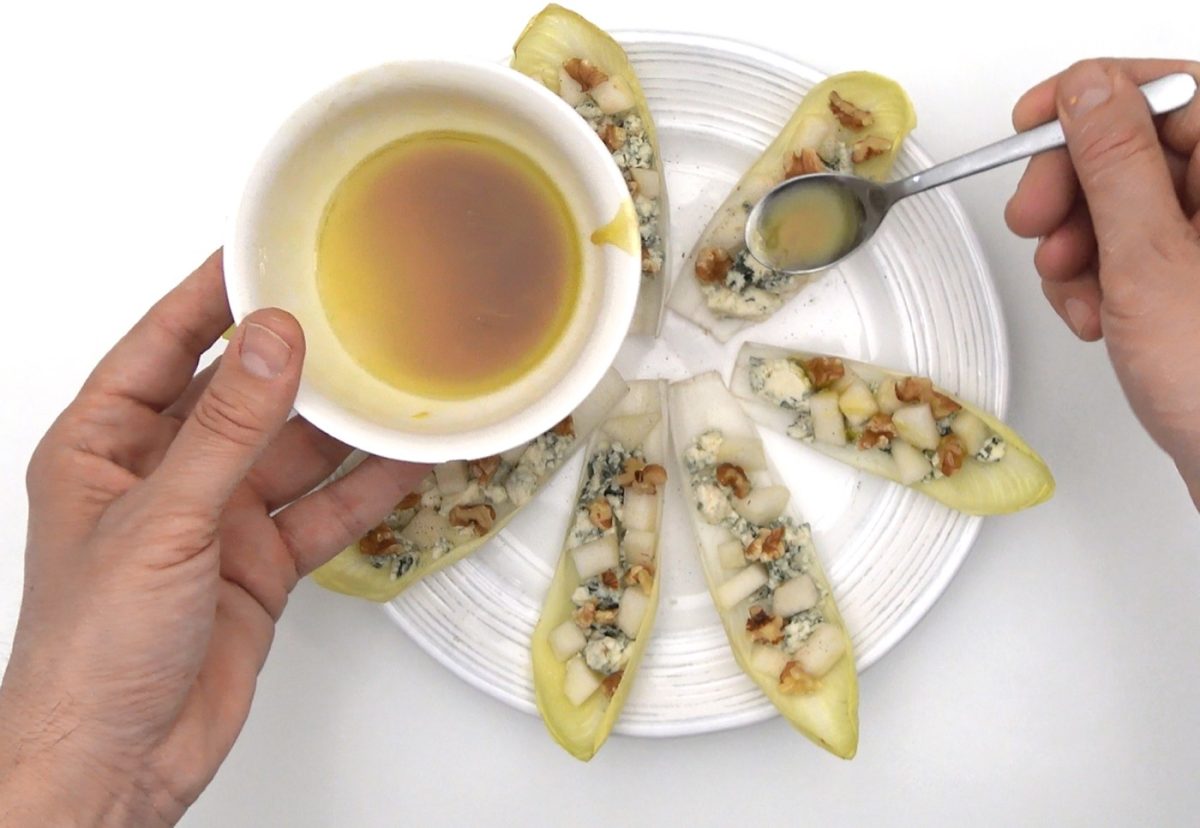 Ensalada de endivias con queso azul y pera
