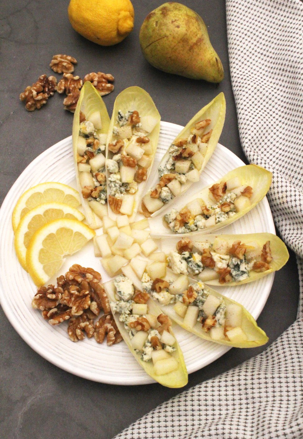 Ensalada de endivias con queso azul y pera