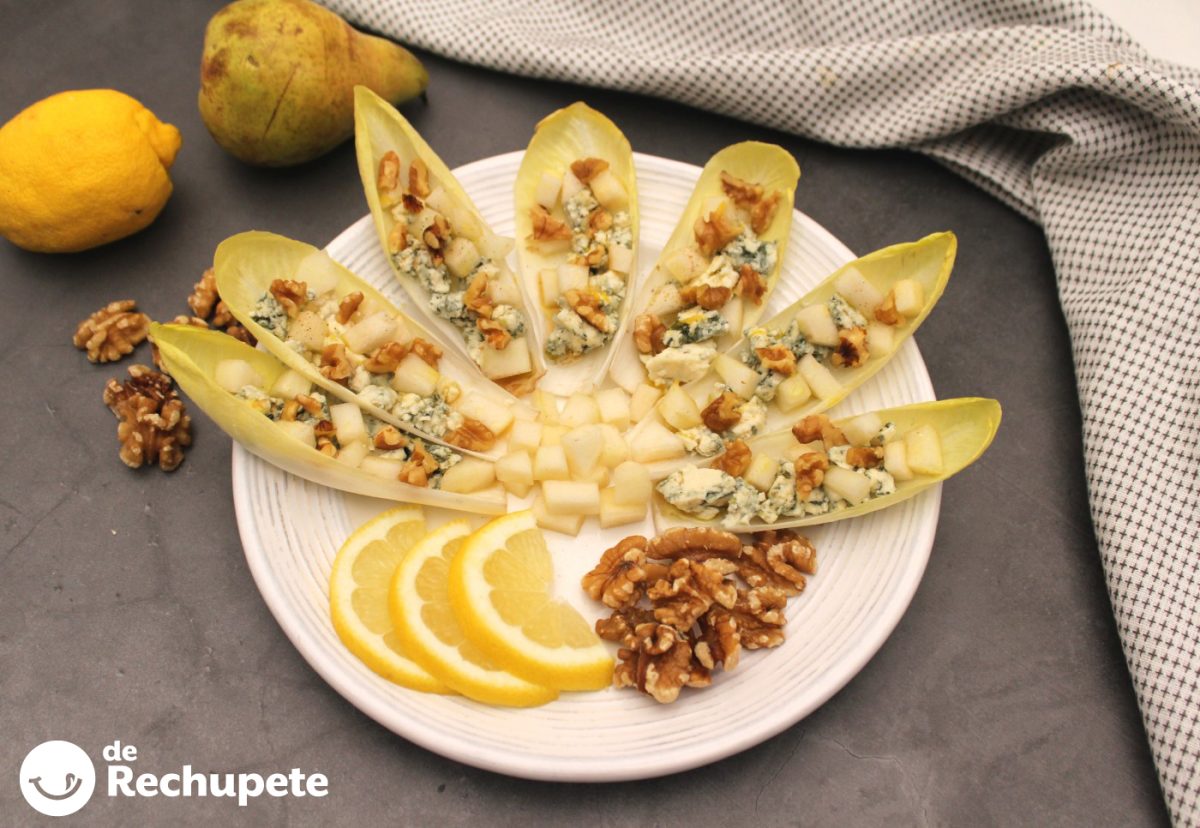 Ensalada de endivias con queso azul y pera