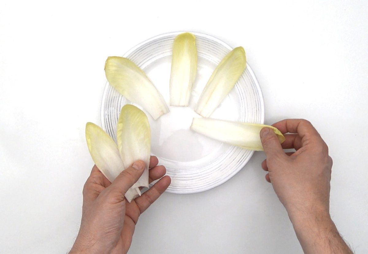 Ensalada de endivias con queso azul y pera
