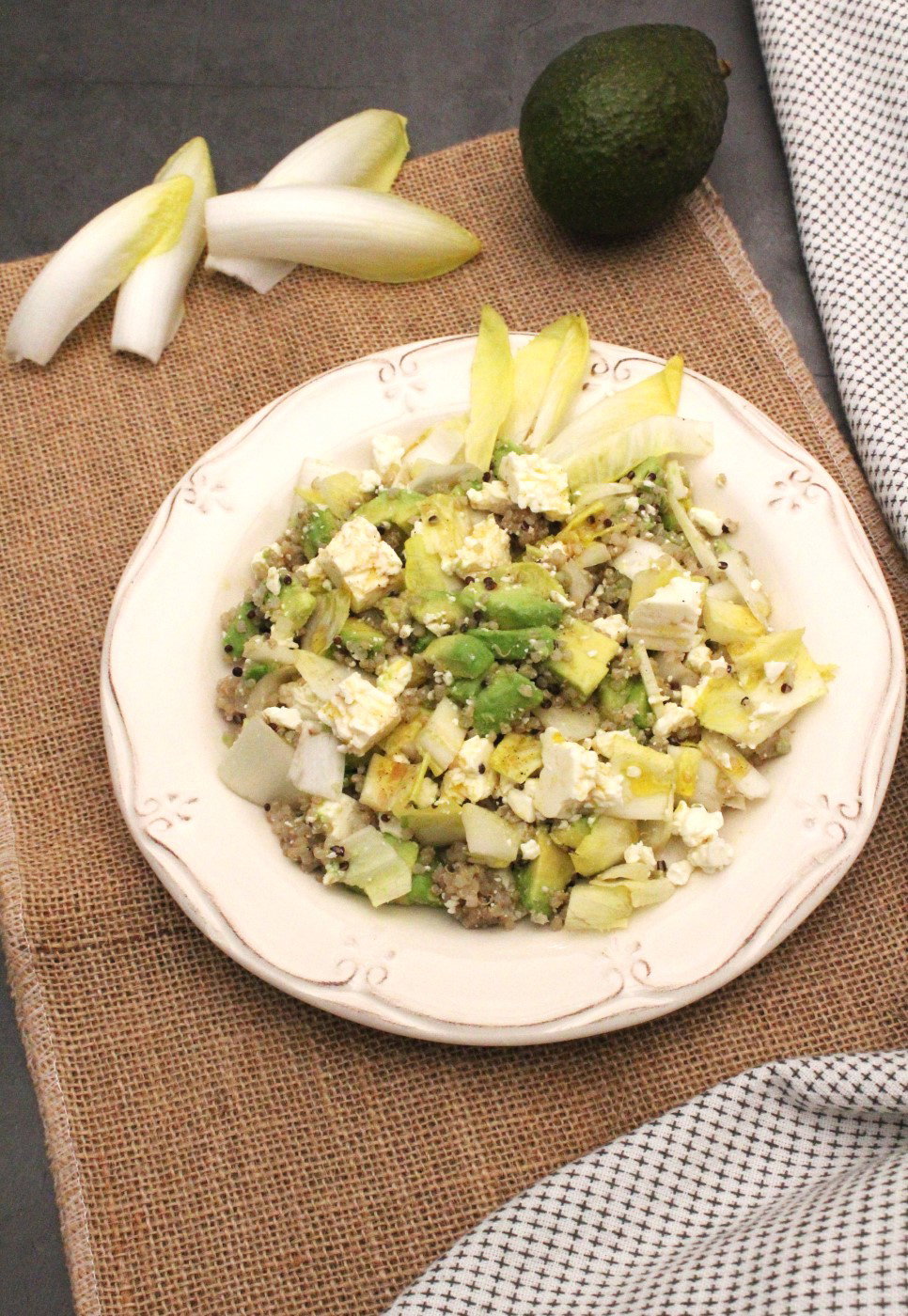 Ensalada de endivias con quinoa y aguacate